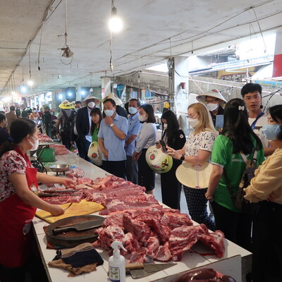 Delegates visit Dong Quang Market, a traditional market in Thai Nguyen City