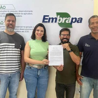 ILRI and the Brazilian Agricultural Research Corporation sign MoU to collaborate on the development of genomic tools for Napier (elephant) grass 