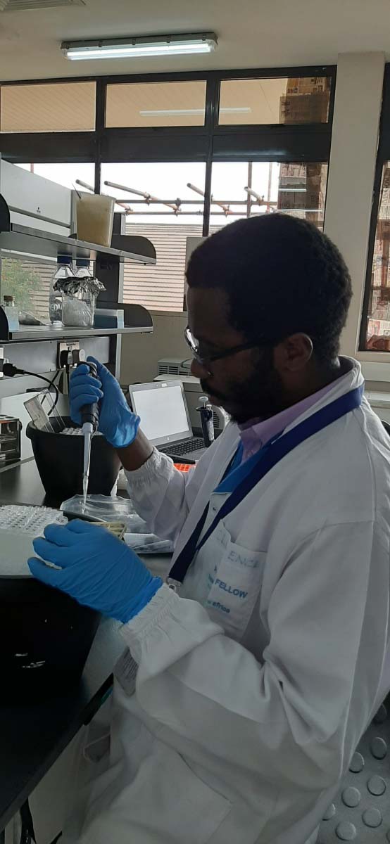Baenyi conducts DNA extraction from goat blood at BecA-ILRI Hub
