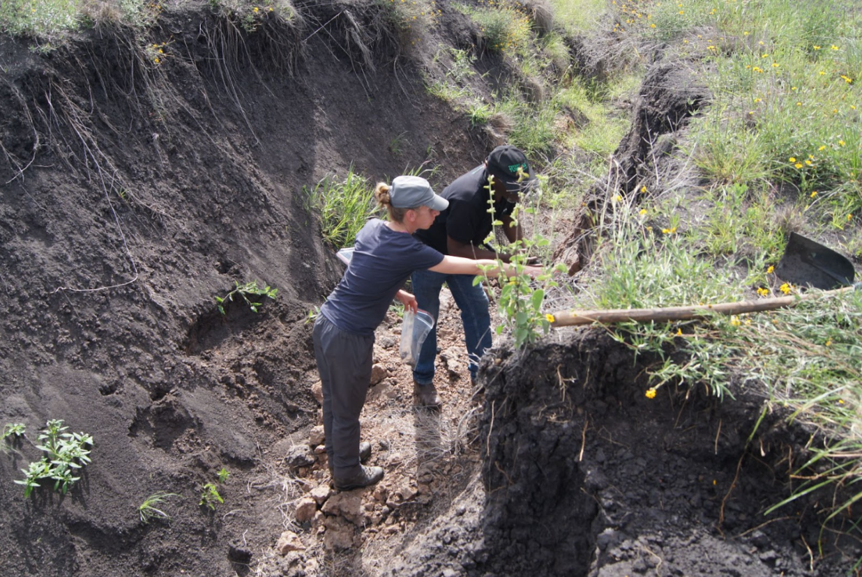 Fiona Pearce identifying the soil type with Dr. Charles Gachene, soil scientist from the University of Kenya 