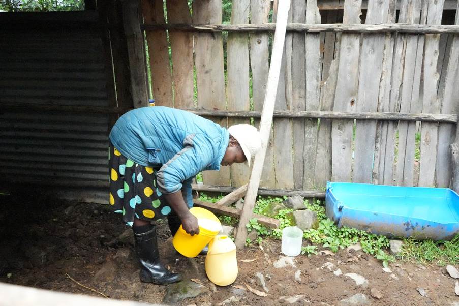 Preparing milk for sale (photo credit: ILRI/Polycarp Otieno).