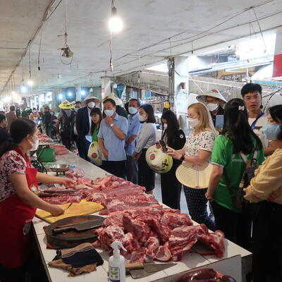 Delegates visit Dong Quang Market, a traditional market in Thai Nguyen City
