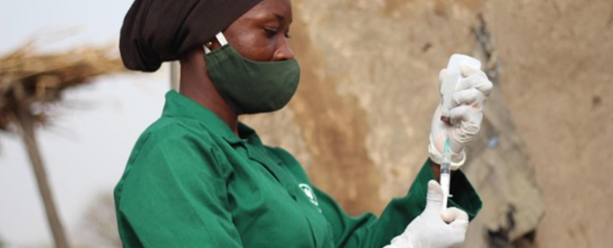A woman vet prepares vaccine for delivery