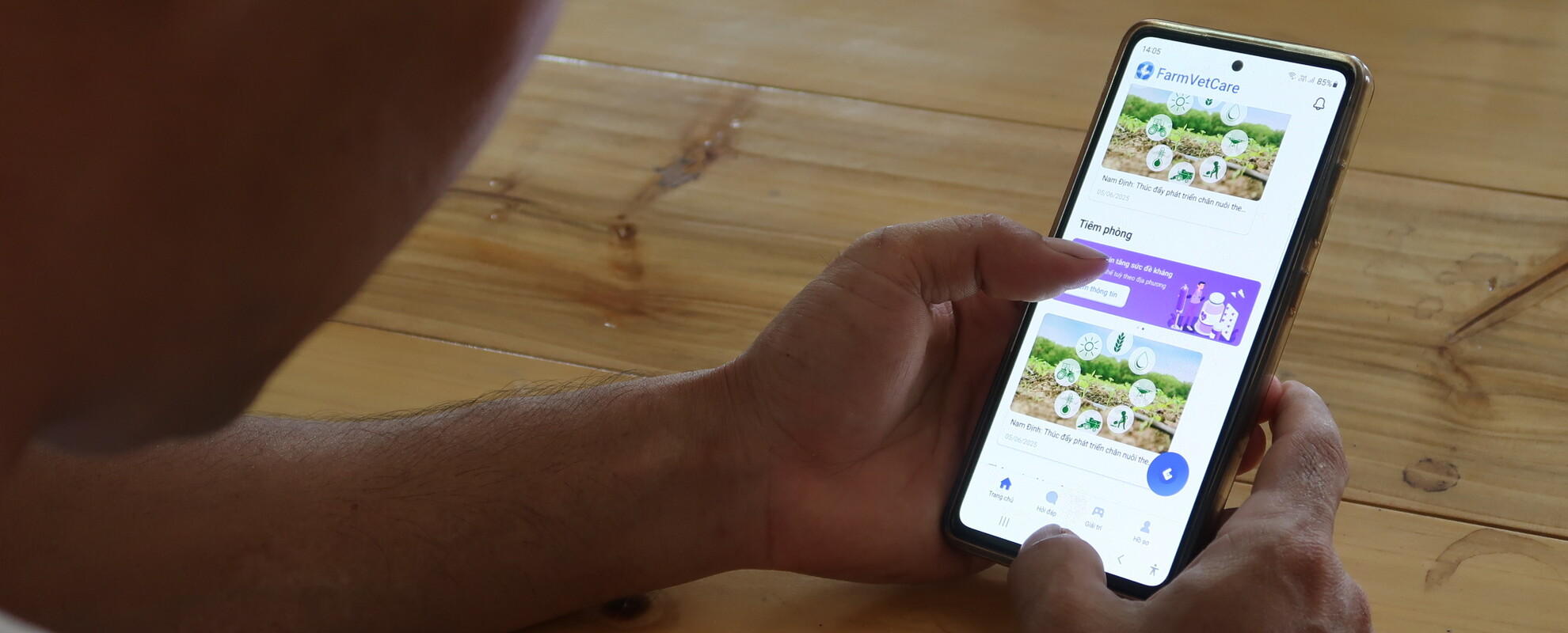 A farmer use FarmVetCare app at the training